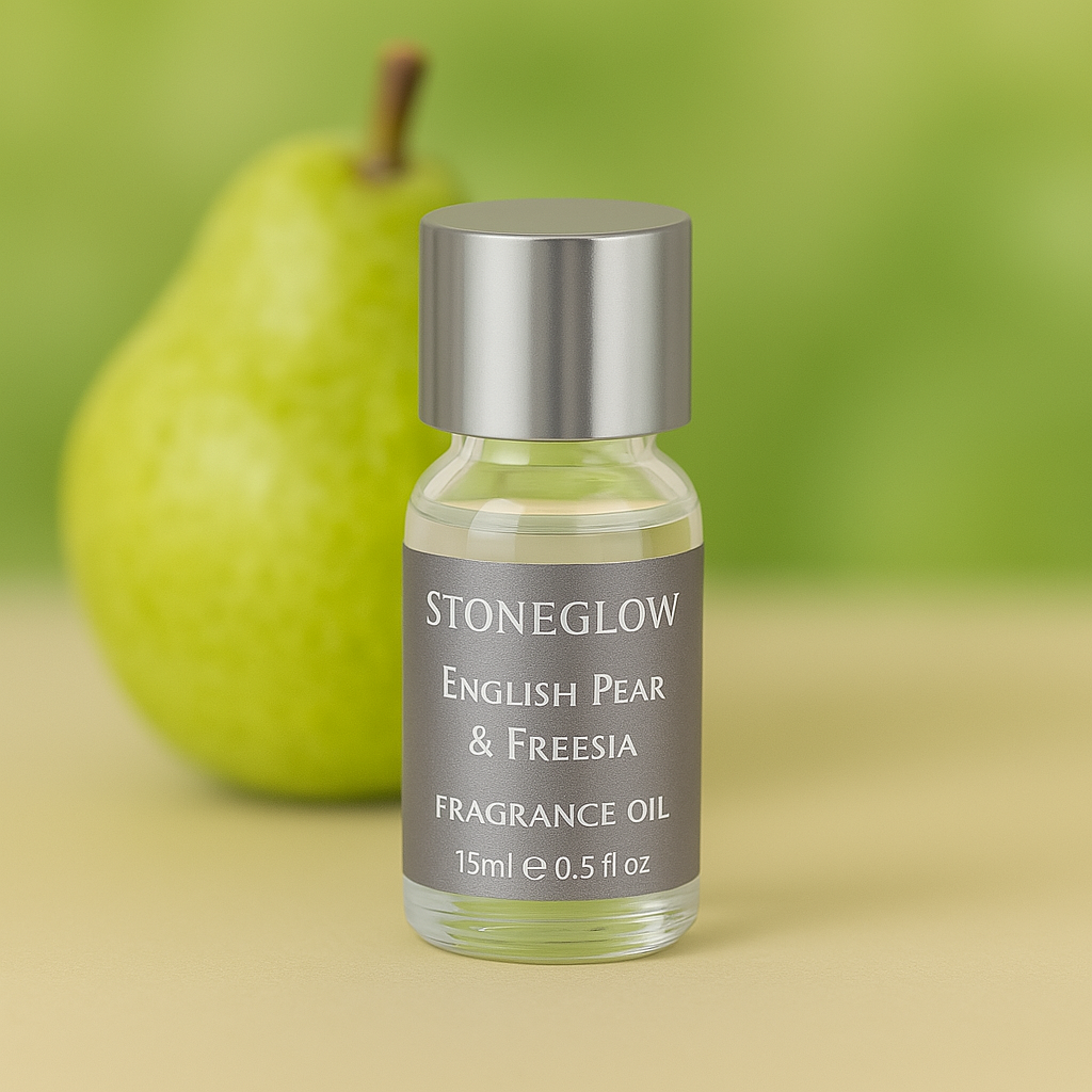 Flaske med Stoneglow English Pear & Freesia duftolje foran en fersk, grønn pære.