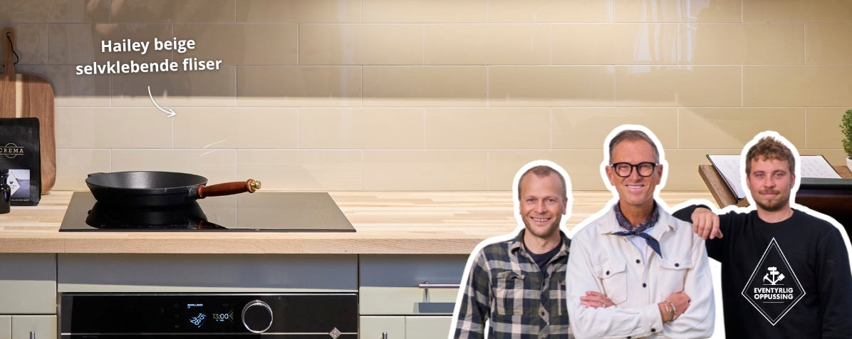 Bredt bilde av kjøkkenet i Sykepleierhytten fra Eventyrlig Oppussing, med Hailey beige selvklebende fliser fra Lindas Dekor på veggen og Halvor Bakke med teamet foran resultatet.
