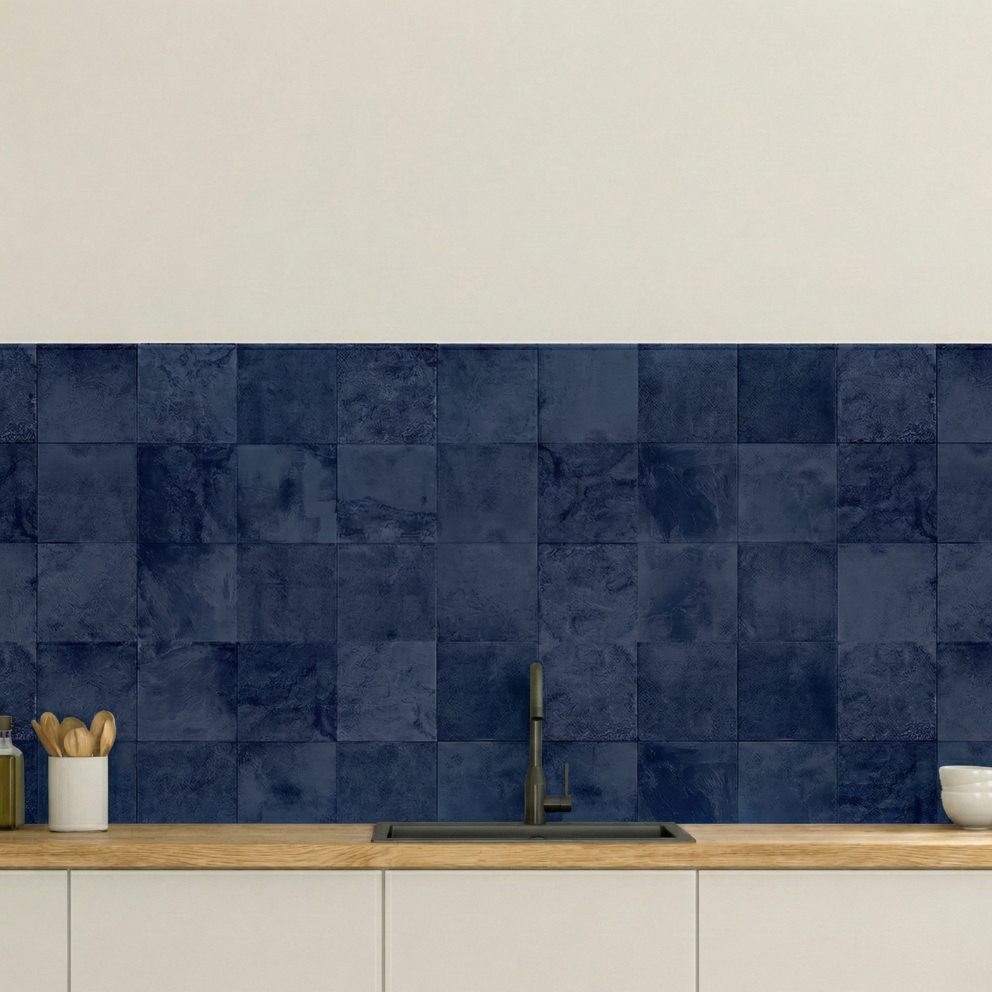 Bodø mørkeblå selvklebende veggfliser - dyp blå farge med moderne design for sofistikert interiør