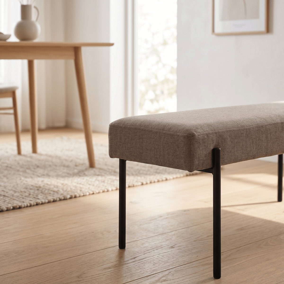 Swindon benk bouclé stone plassert i lyst rom med tregulv, sorte ben og moderne nordisk design