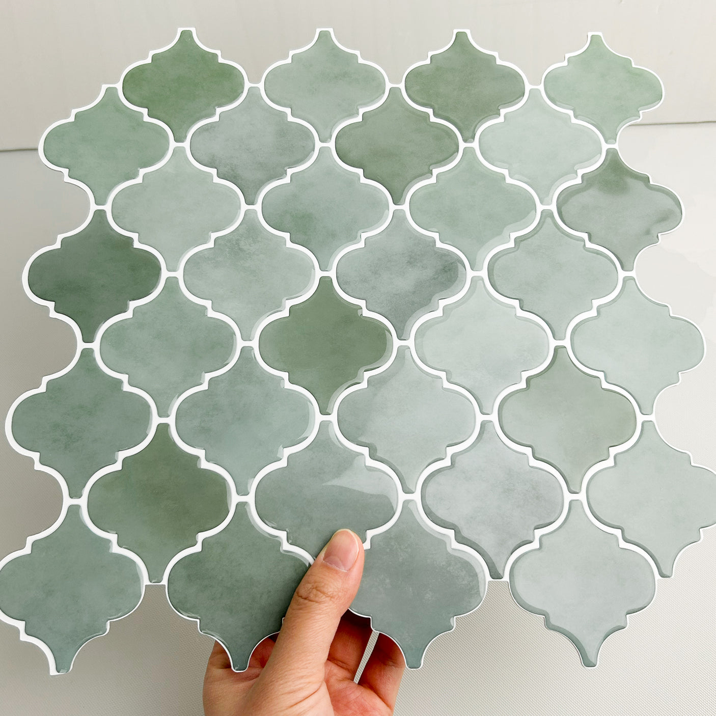 Lanterne grønn selvklebende veggflis med klassisk mønster.