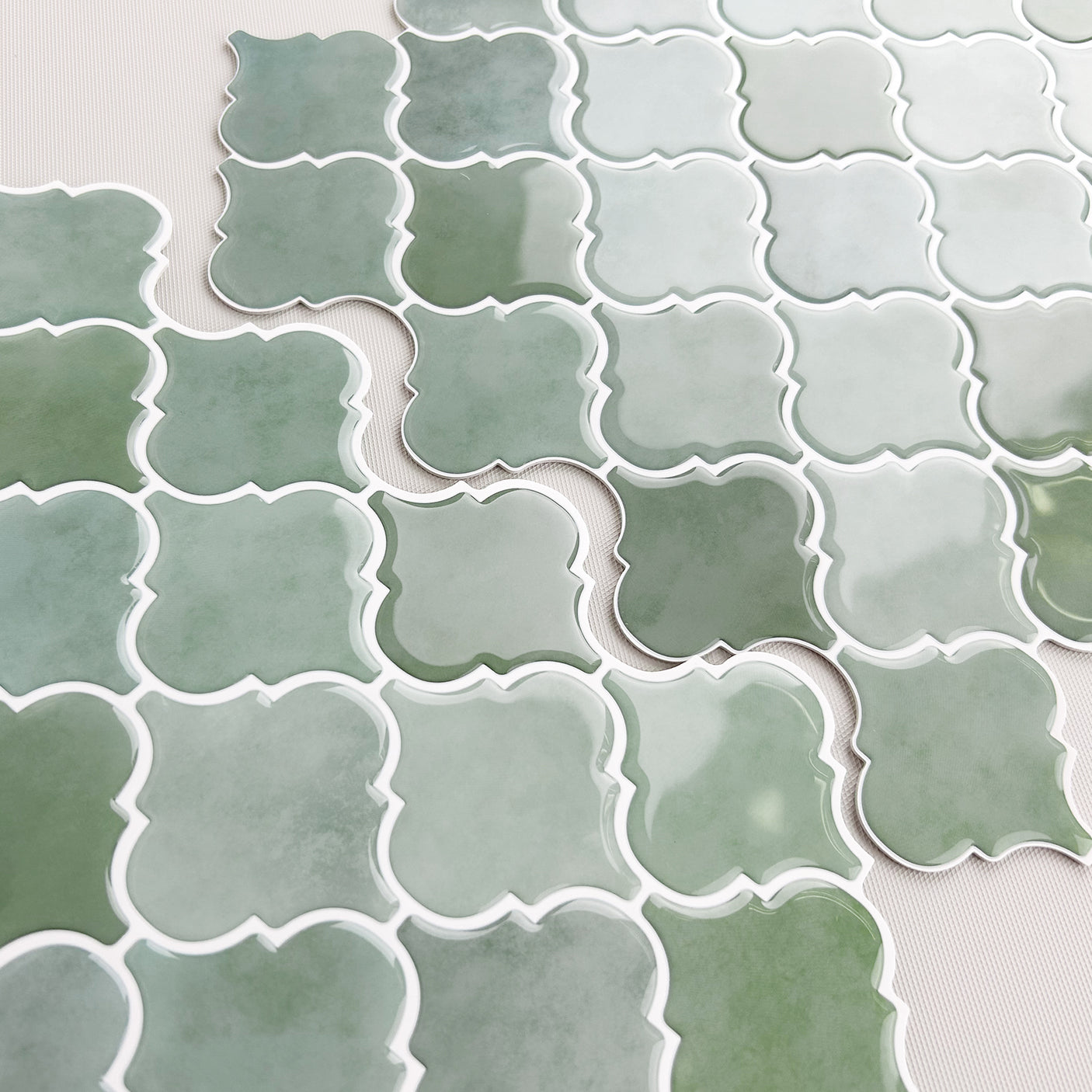 Skaper en levende flate med sitt unike mønster.