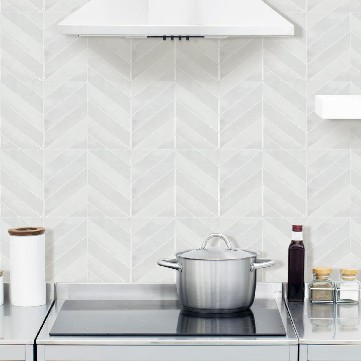 Monteres enkelt uten behov for fugemasse eller lim, perfekt for kjøkken og bad.