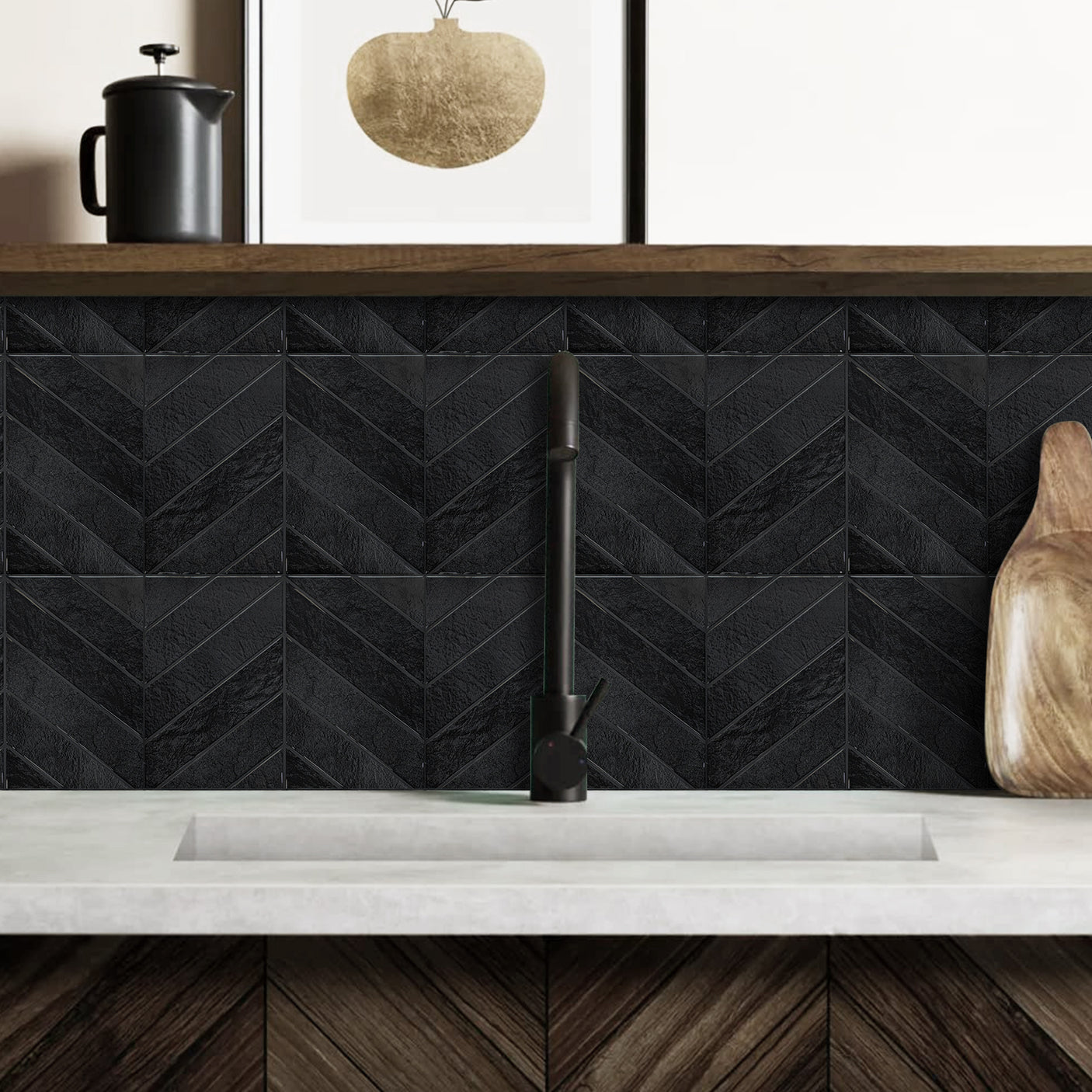 Evelina Sort er en selvklebende veggflis med en matt og myk overflate.