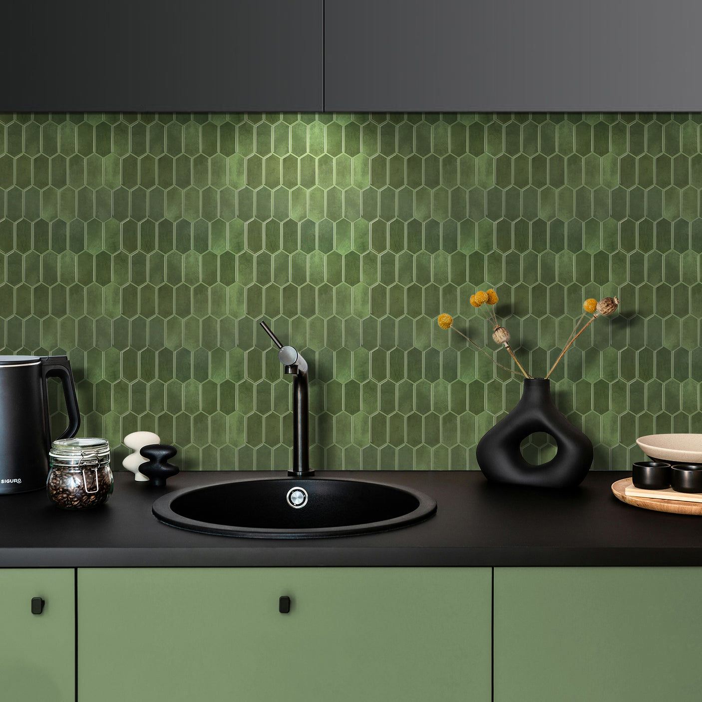 Alexandra selvklebende veggfliser i en varm, dyp grønnfarge.