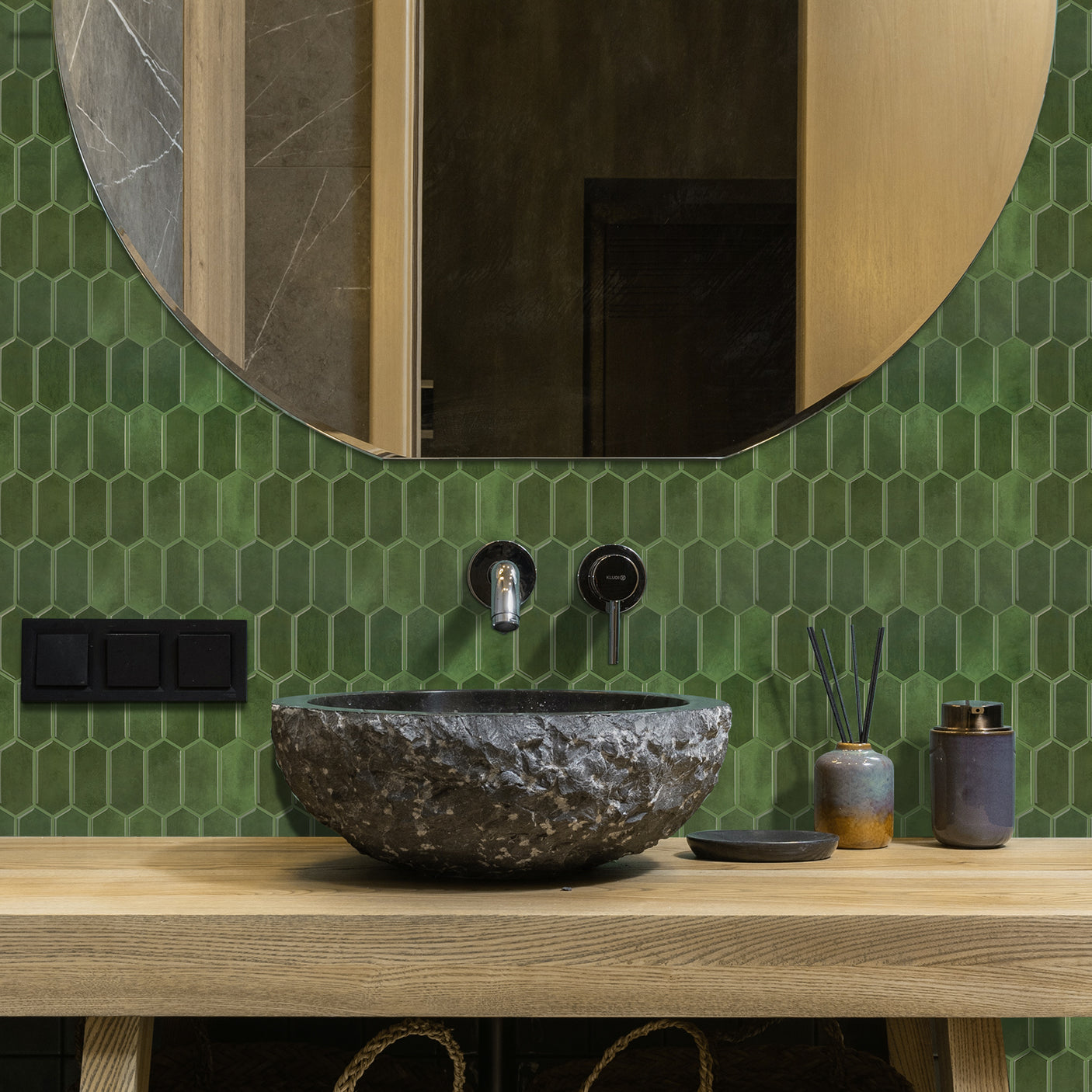 Dekorativ selvklebende flis i grønn nyanse med blank overflate.