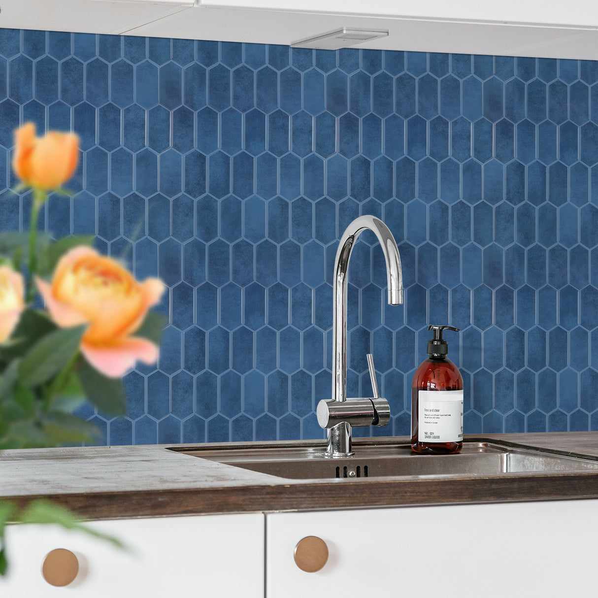 Alexandra Blå fliser kan brukes i både tradisjonelle og moderne interiør.