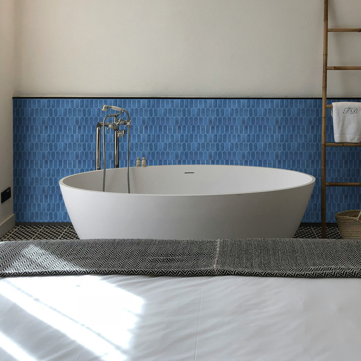 Moderne blå veggfliser som enkelt monteres uten lim eller fugemasse.