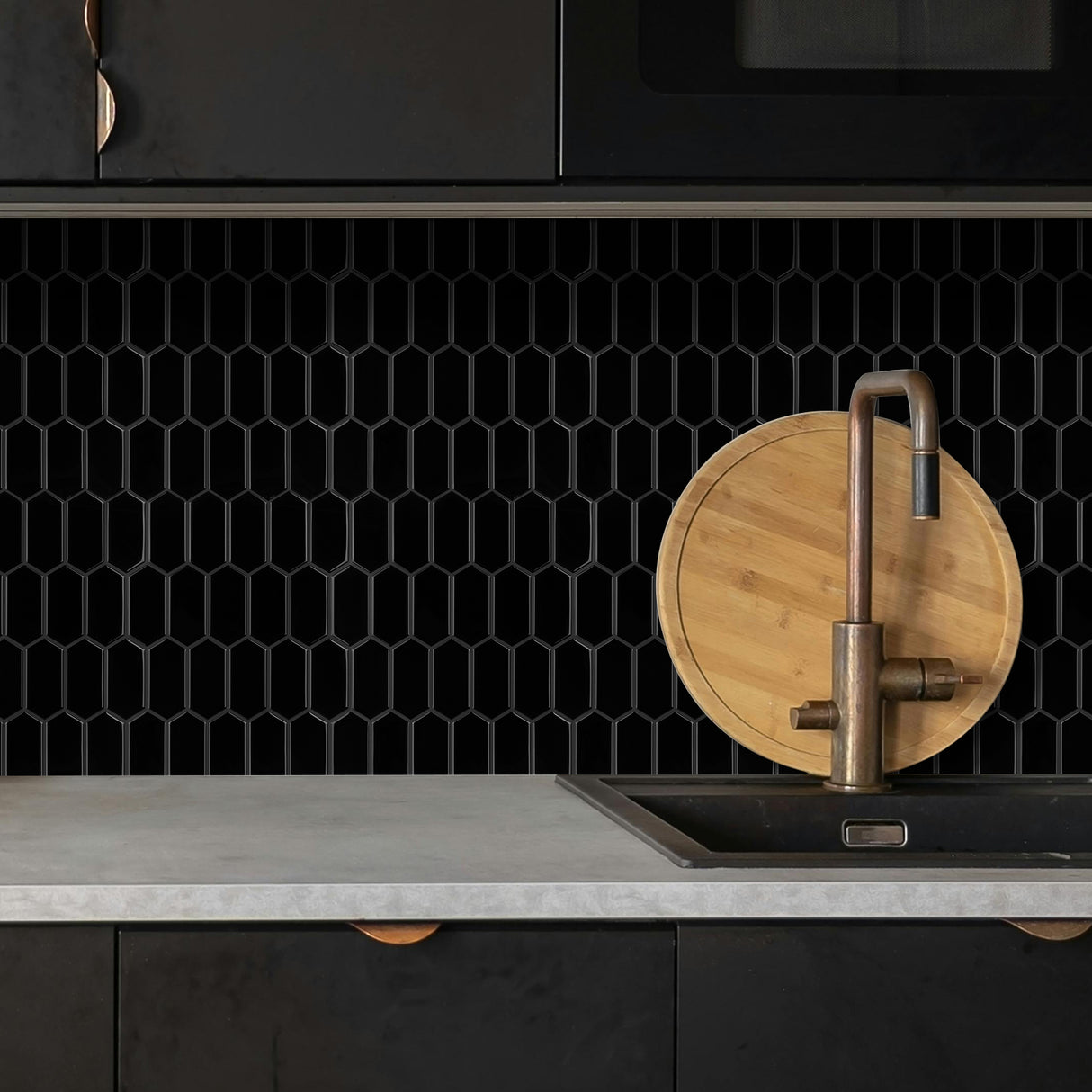 Alexandra Sort er en selvklebende veggflis med en blank, dyp sort overflate.