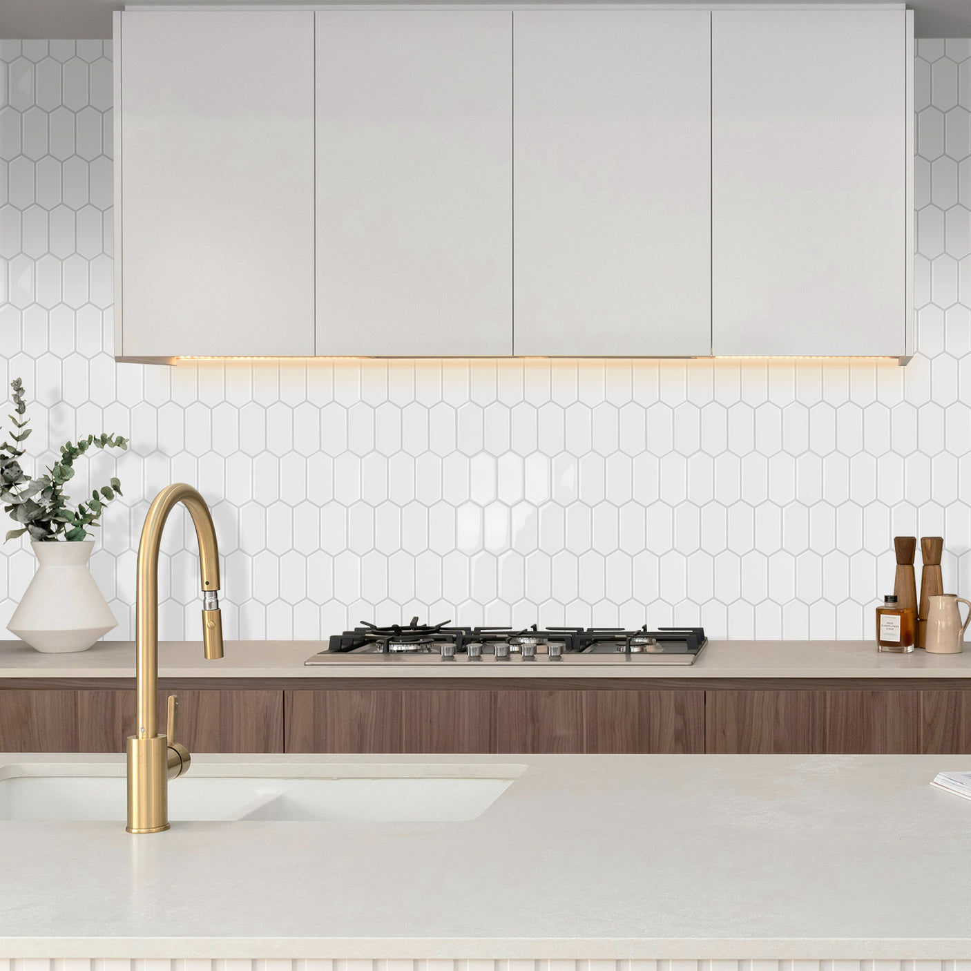 Alexandra Hvit er en selvklebende veggflis med myk og glatt overflate.