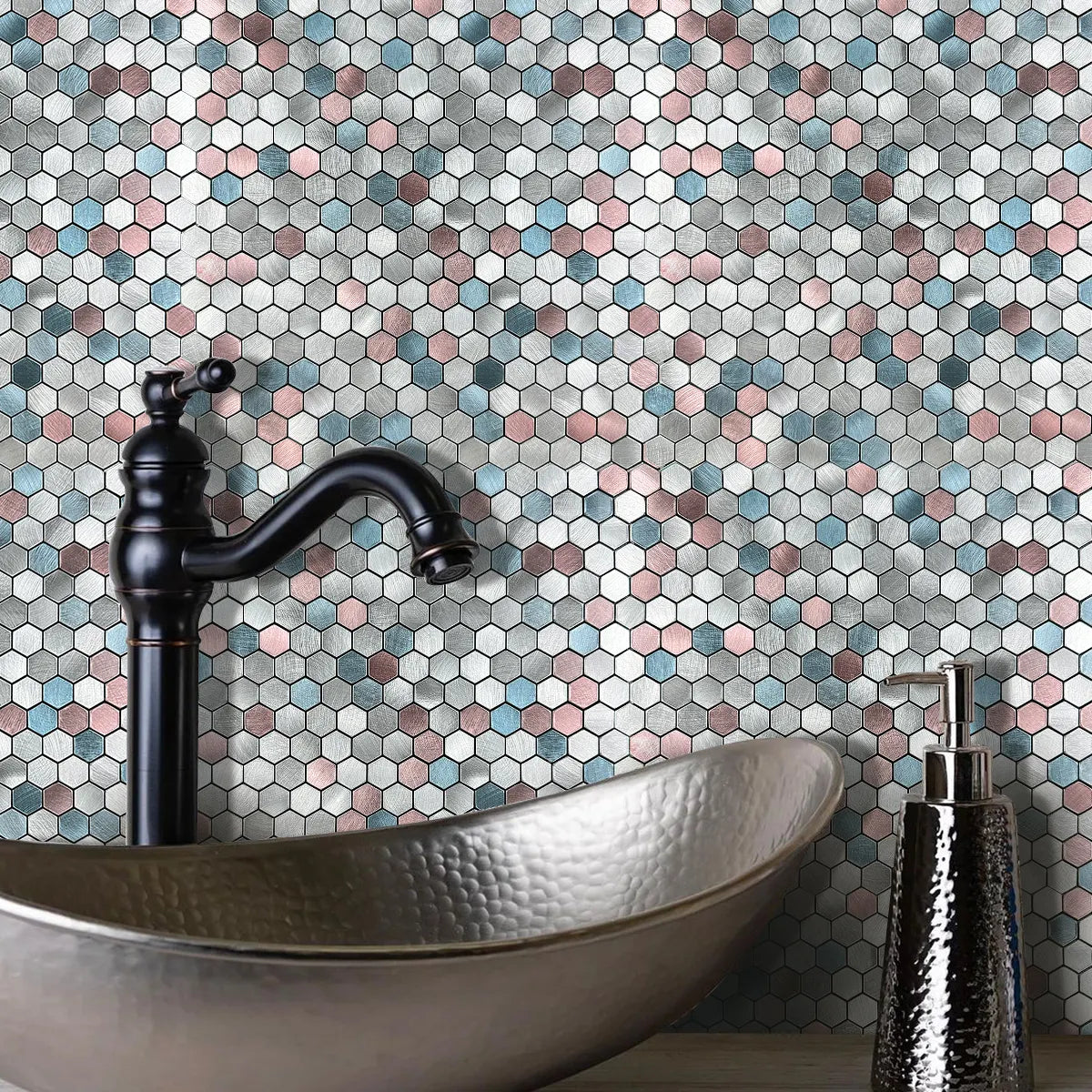 elvklebende mosaikkfliser i sekskant med metallisk effekt i sølv, rosa og blå – moderne veggfliser til kjøkken og bad