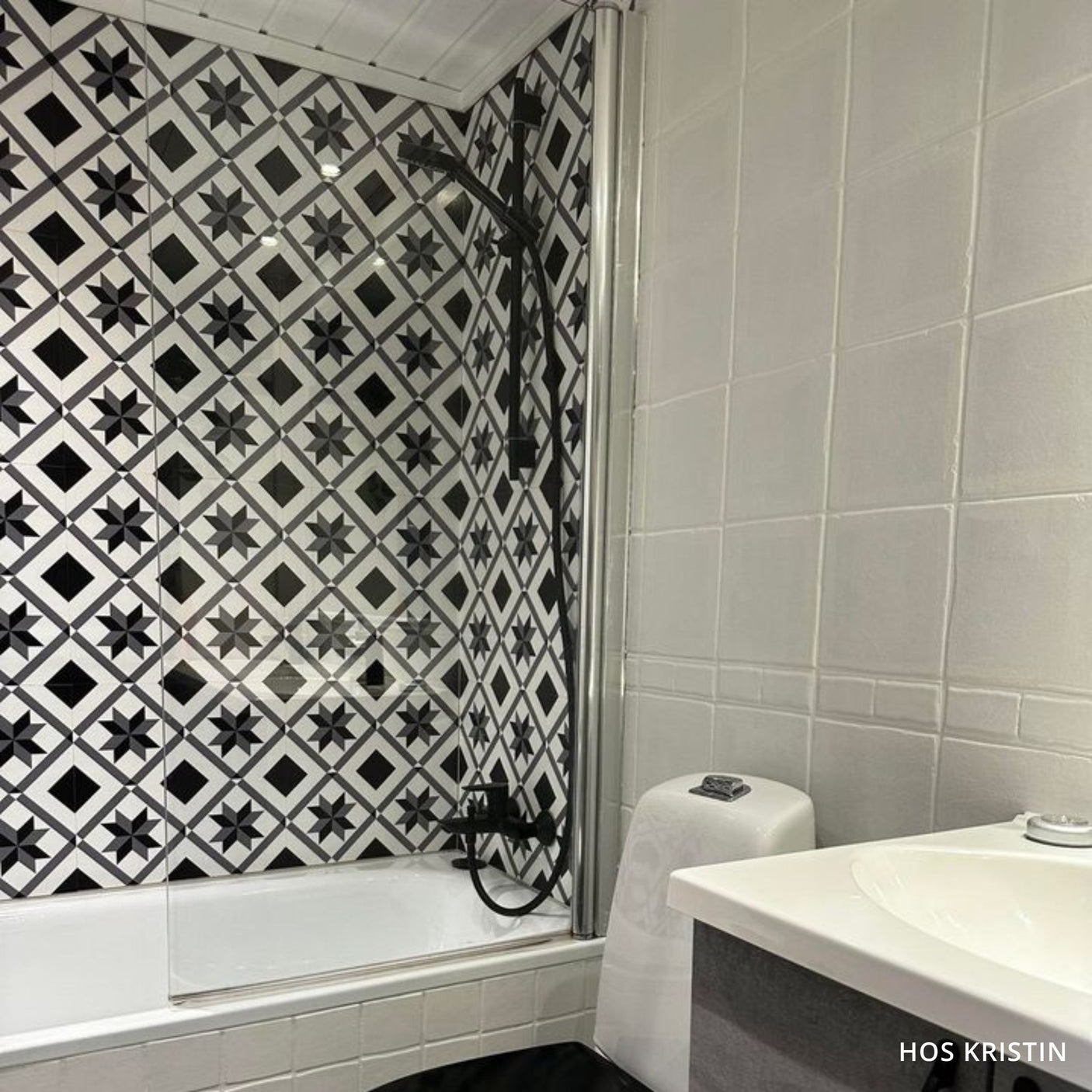 Oslo selvklebende veggfliser i sort og hvitt med stjernemønster og vevd struktur.