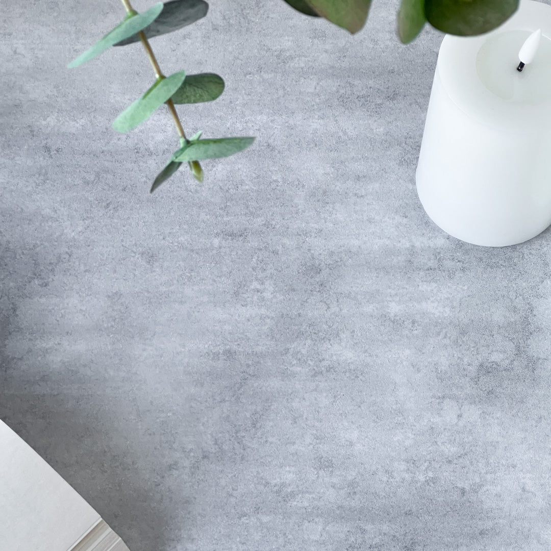Betonggrå selvklebende folie i nordisk interiør - moderne betongimitasjon