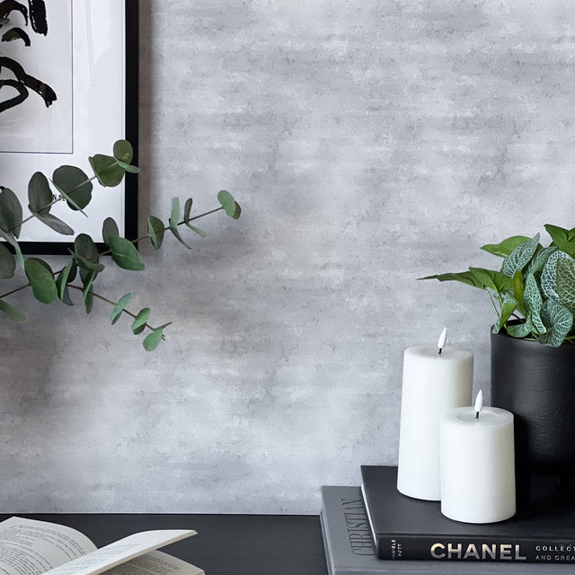 Betonggrå kontaktplast er en populær bestselger som imiterer betong. Den gir et tidløst og industrielt preg. Passer godt til fornyelse av baderom.