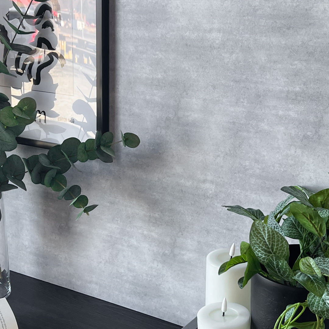 Detaljbilde av betonggrå selvklebende folie med naturlig betongstruktur