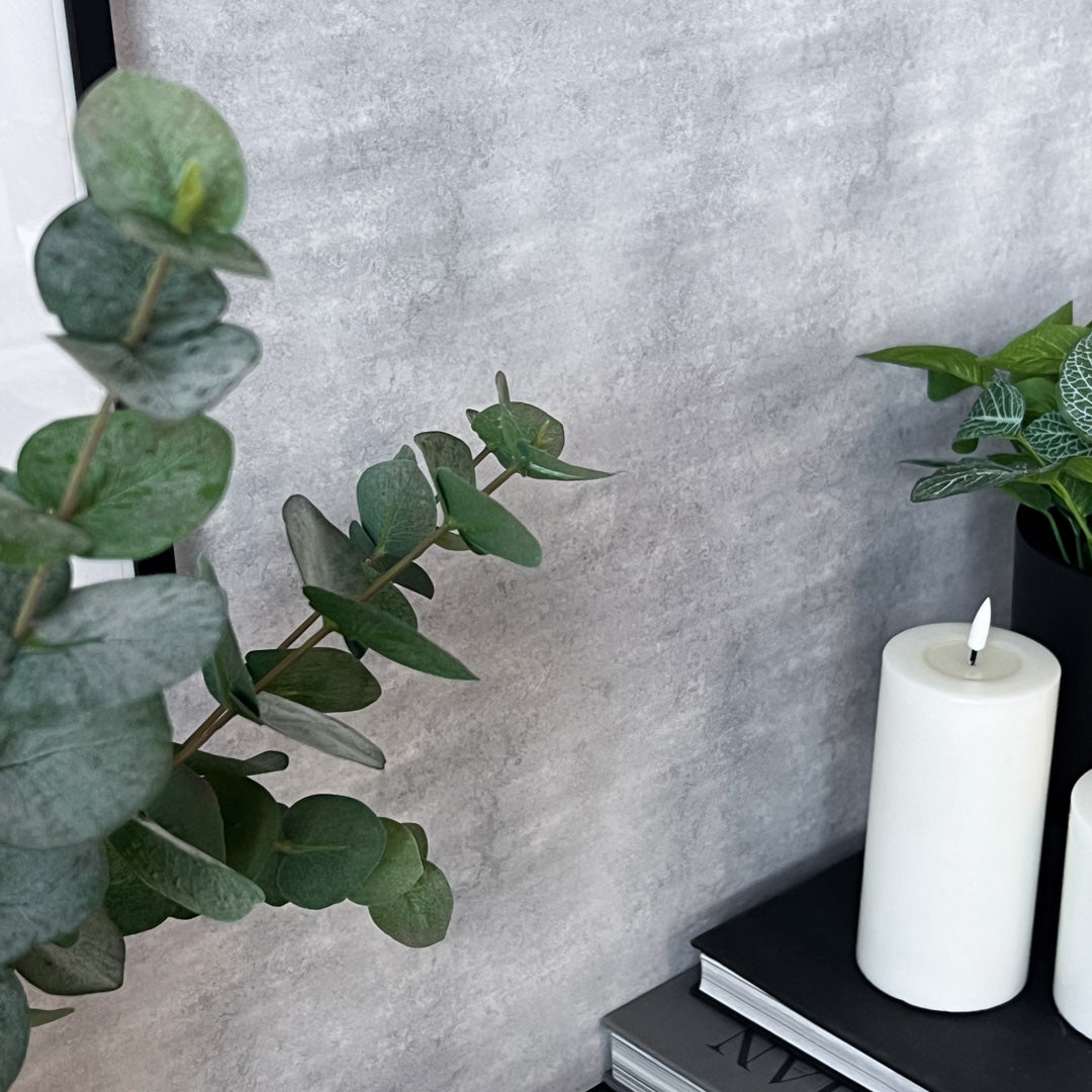 Betonggrå kontaktplast på skap eller kommode - industriell stil for møbler