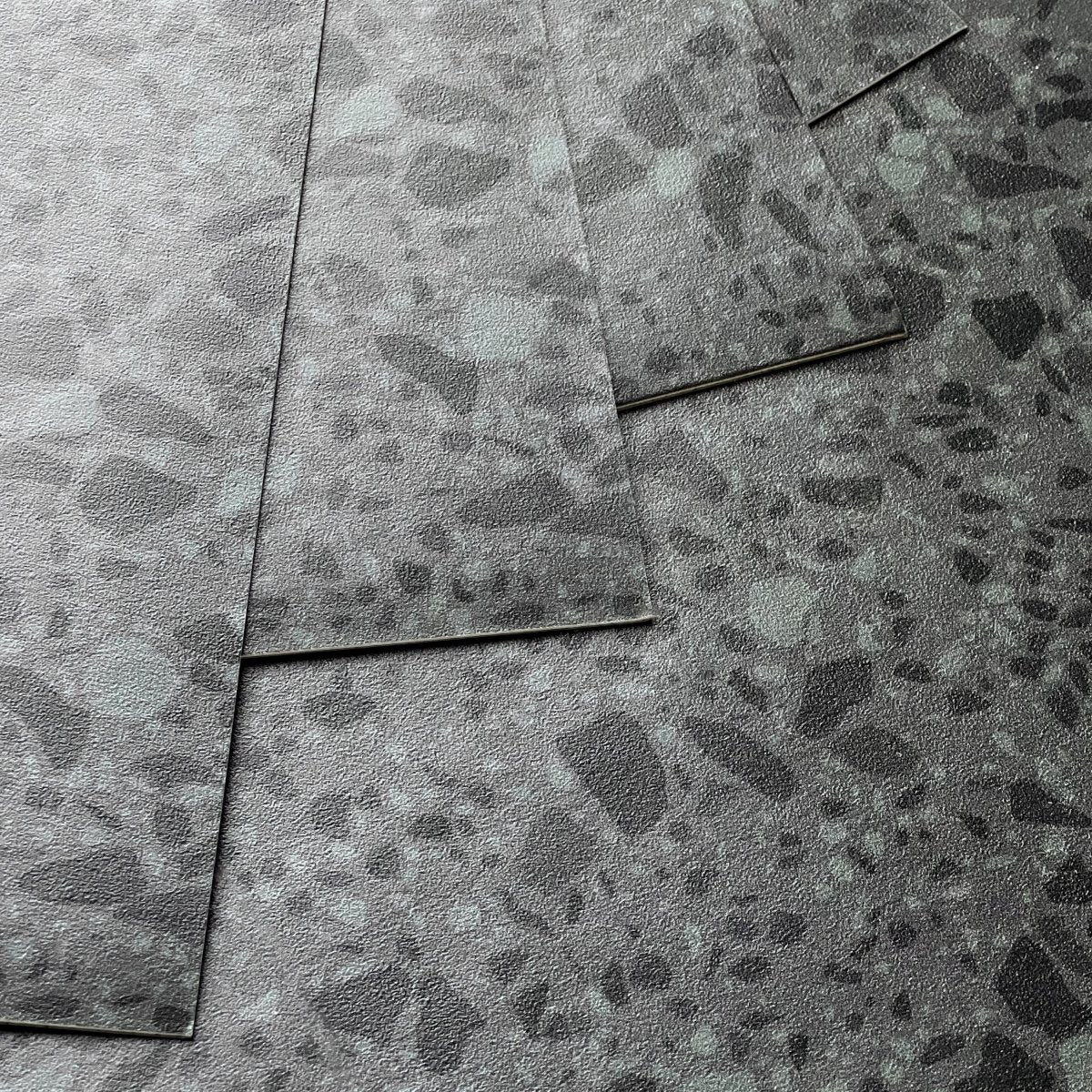 Mørk grå selvklebende terrazzo fliser til enkel oppgradering av interiør