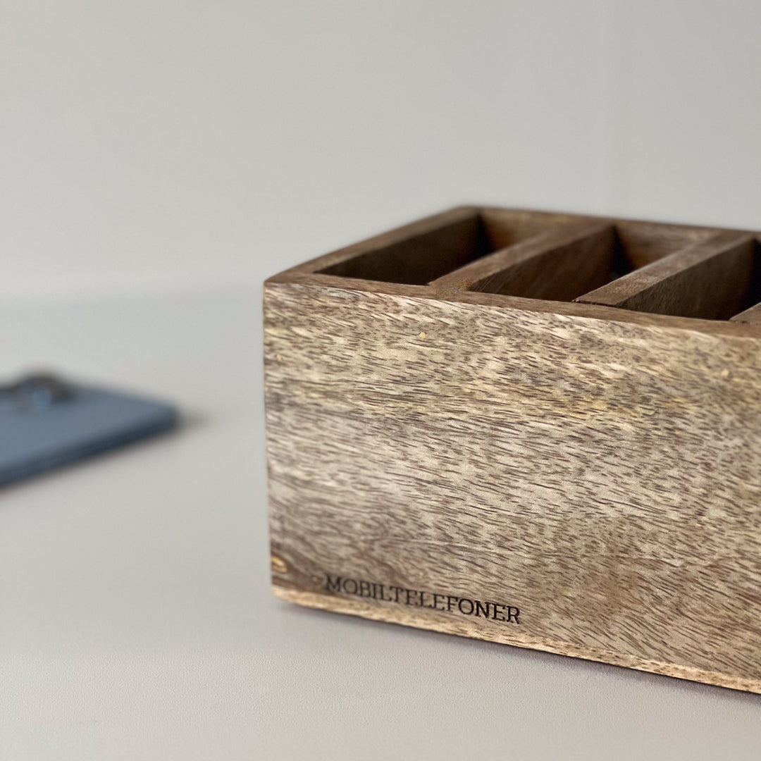 Håndlaget mobilboks i lyst mangotre, produktbilde med mål.