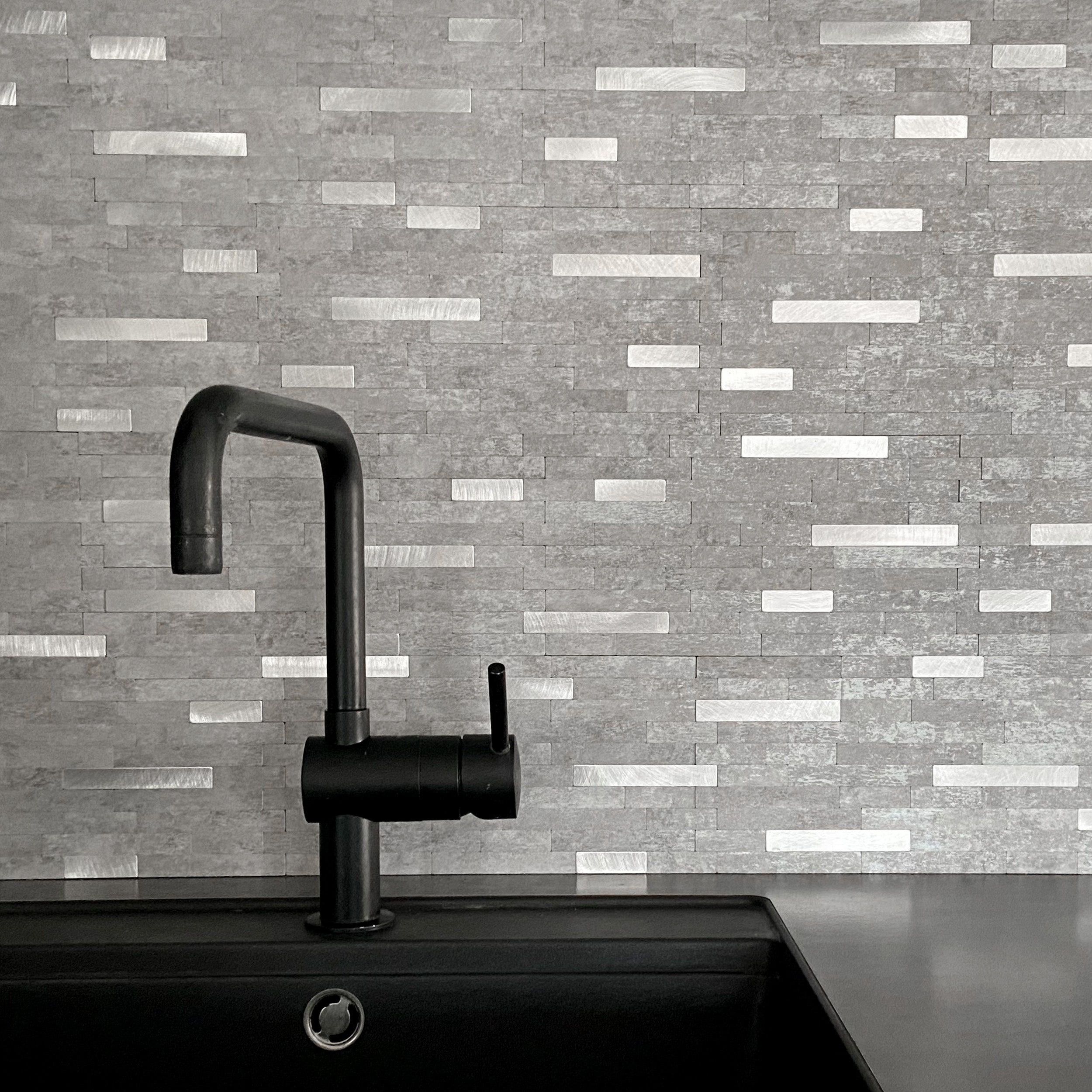 Moderne kjøkken med selvklebende fliser i lys grå steinlook.