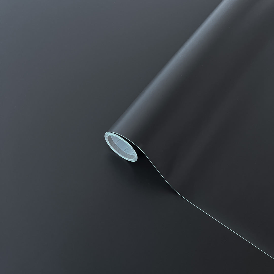 Antrasitt kald grå kontaktplast gir et ensfarget kaldt uttrykk som passer med andre lyse toner. Passer godt til fornyelse av baderom eller kjøkken.