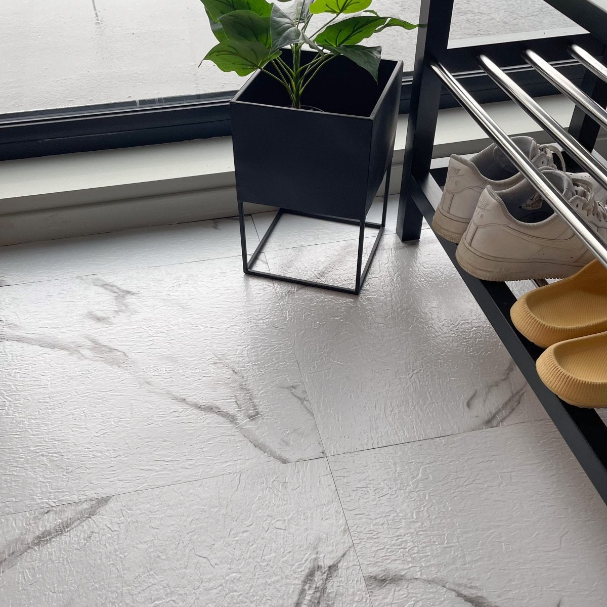 Selvklebende gulvfliser i hvit marmorlook med grå årer – slitesterke og moderne vinylfliser til gang, kjøkken og entré.