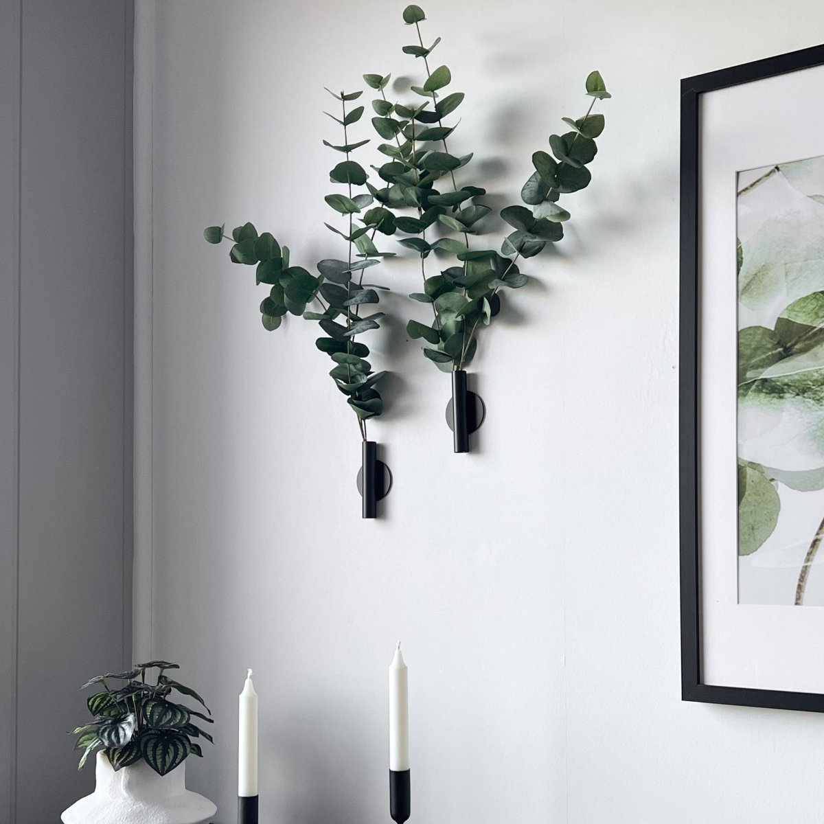 Eucalyptus & Manhattan veggvase, sort matt - Lindas Dekor