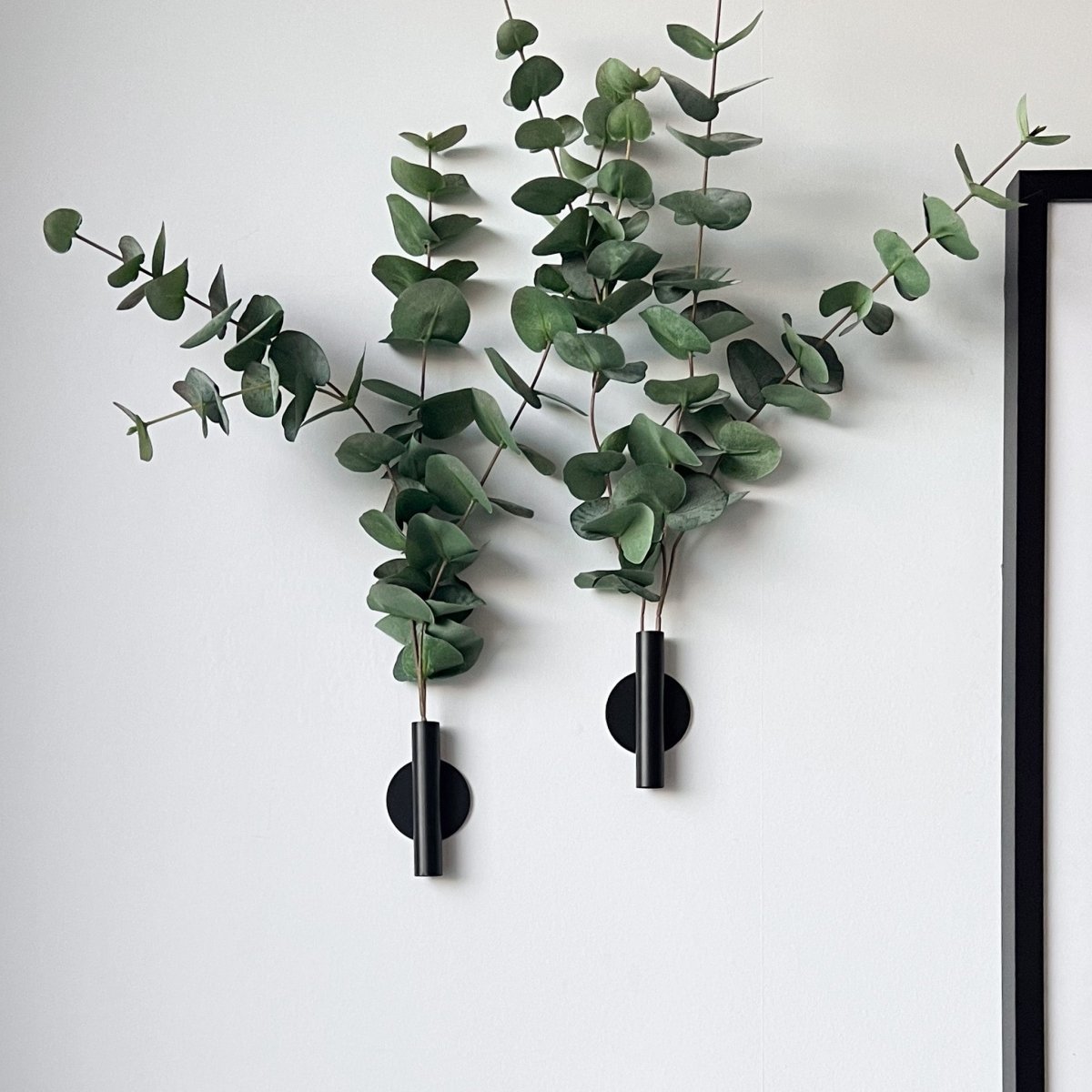 Eucalyptus & Manhattan veggvase, sort matt - Lindas Dekor