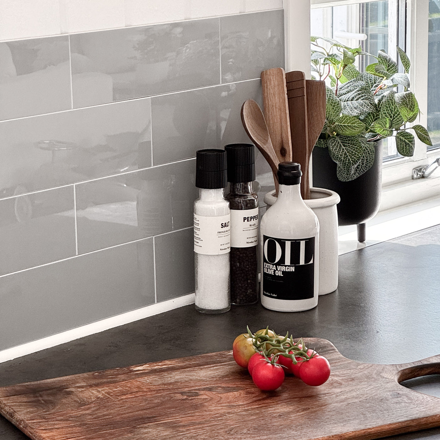 Selvklebende grå subway-fliser med blank finish – moderne veggfliser til kjøkken og bad.