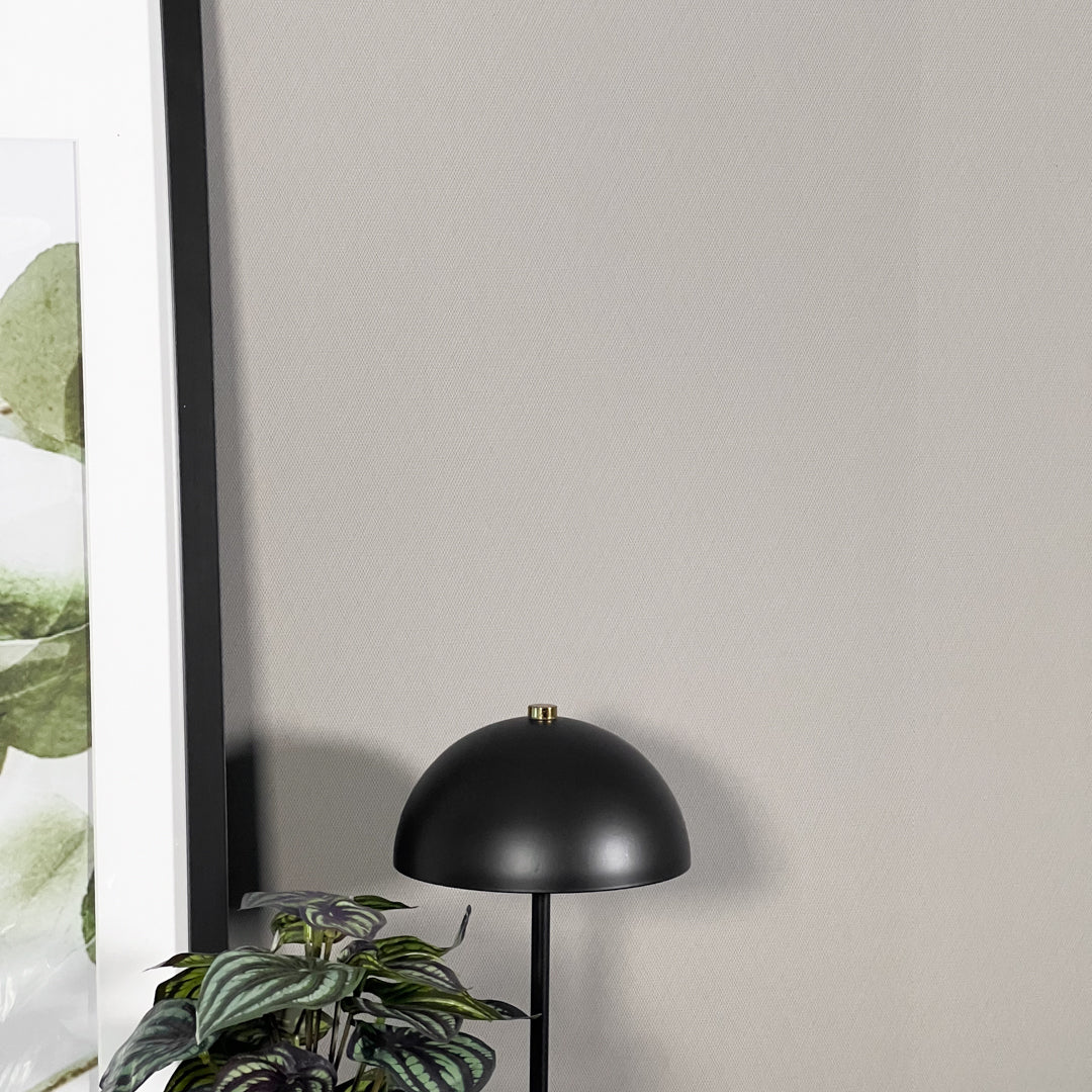 Elliana greige selvklebende tapet tilfører en harmonisk og lun følelse til hjemmet.