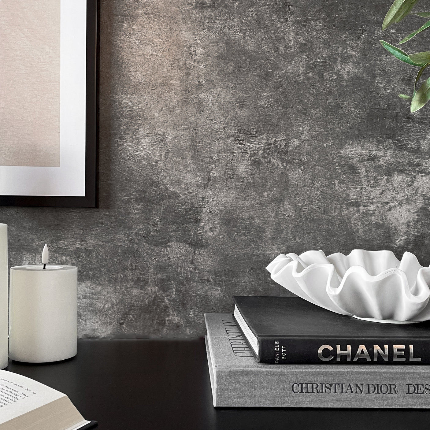 Premium Limewash antrasitt kontaktplast passer godt til fornyelse av stuerom og vegger. Den gir et moderne uttrykk.