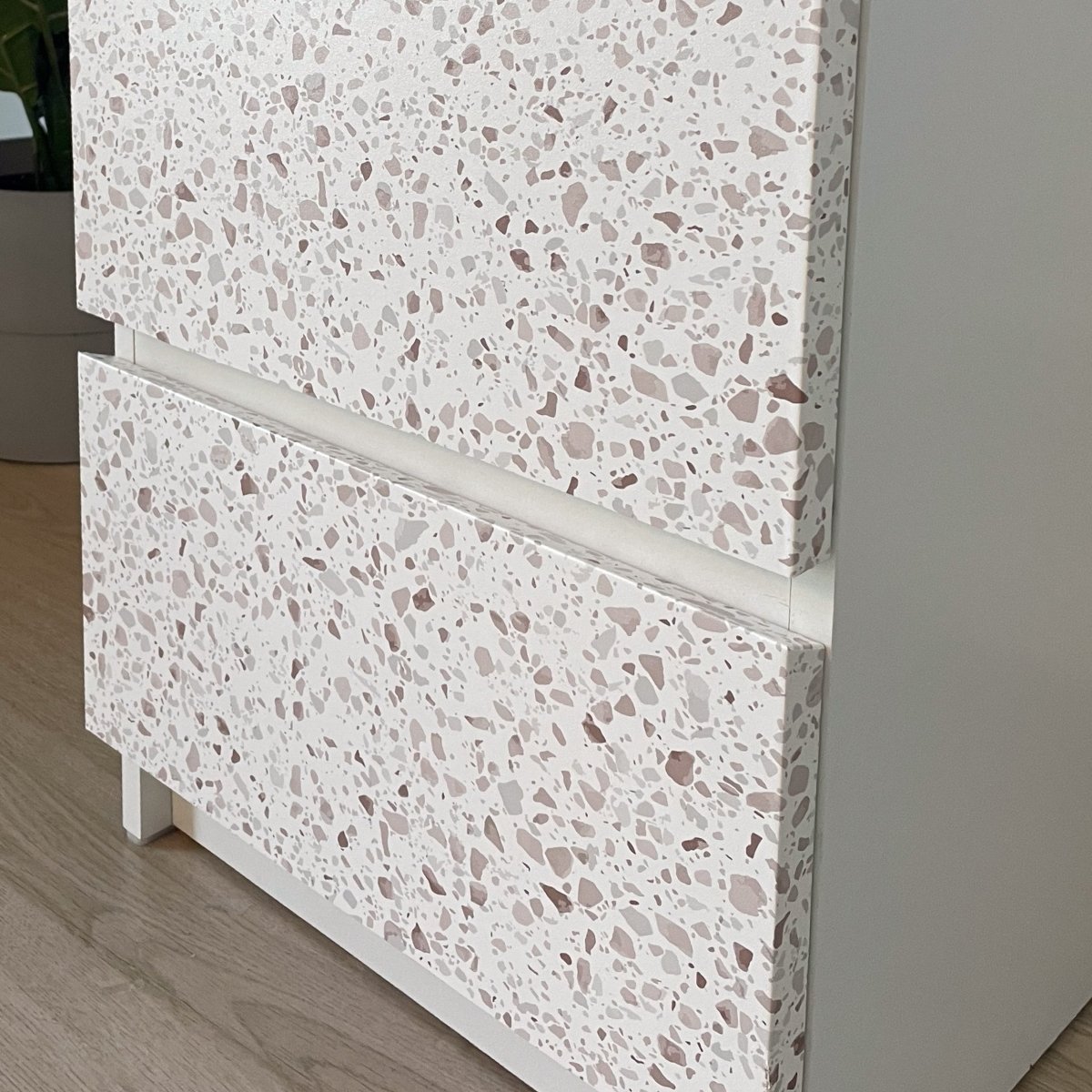 Premium Granitt kontaktplast pÄ baderomsmÞbel ved servant, lys steinlook som matcher hvite fliser