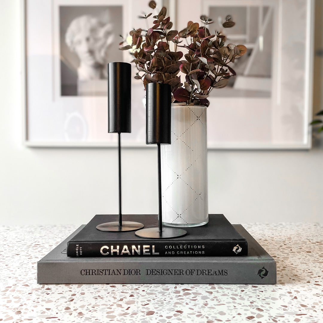 Detalj av kant på Premium Granitt kontaktplast, viser presis avslutning og jevn steinlook