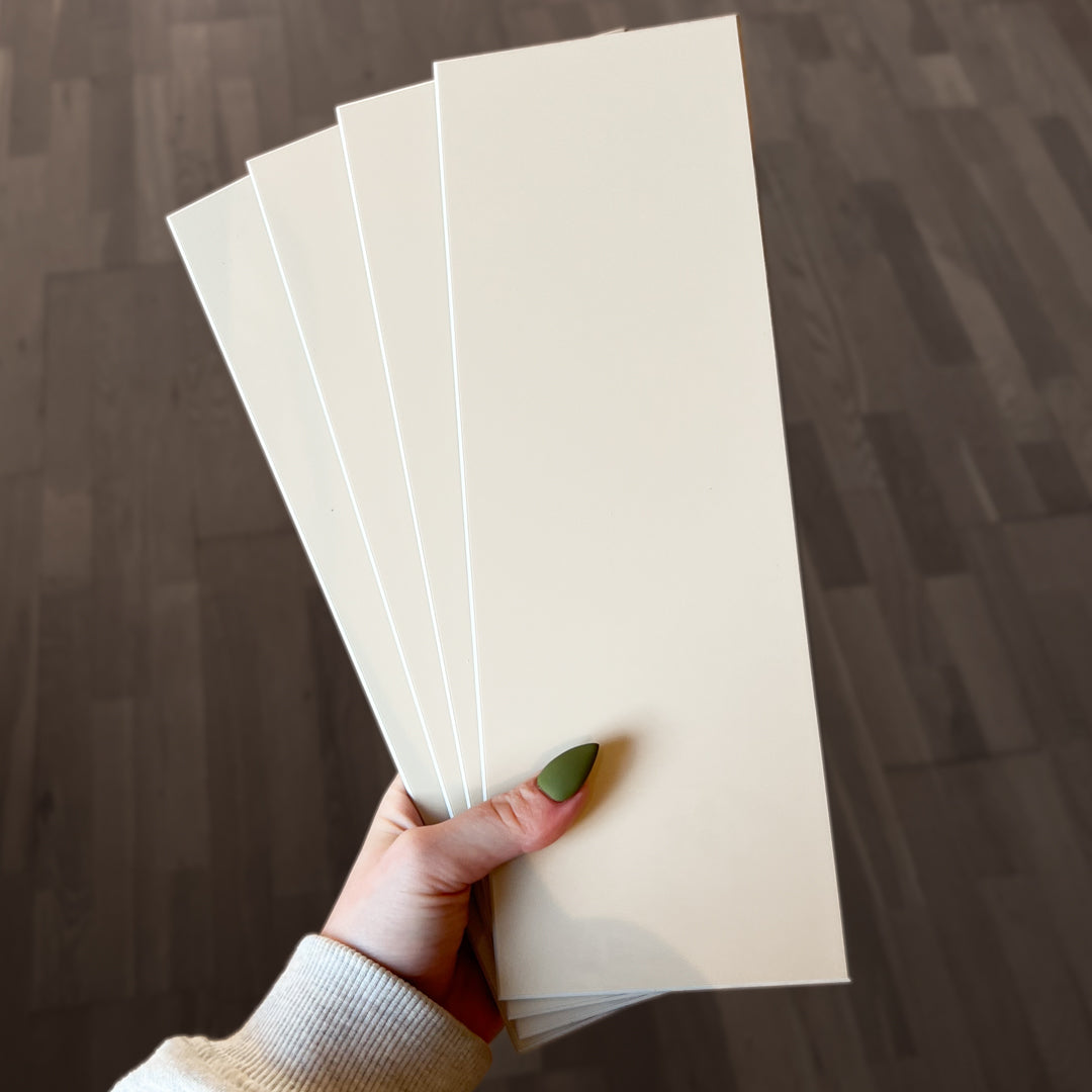 Selvklebende bakside på Hailey beige fliser – enkel montering uten lim eller fugemasse.