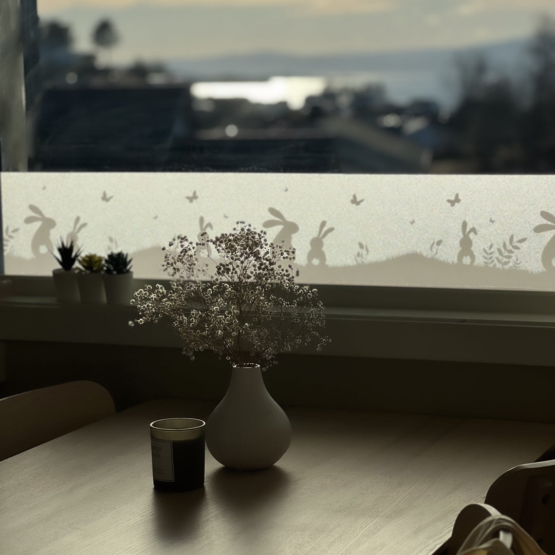 Dekorativ vindusfolie med påskemotiv skaper en lun og stemningsfull atmosfære.