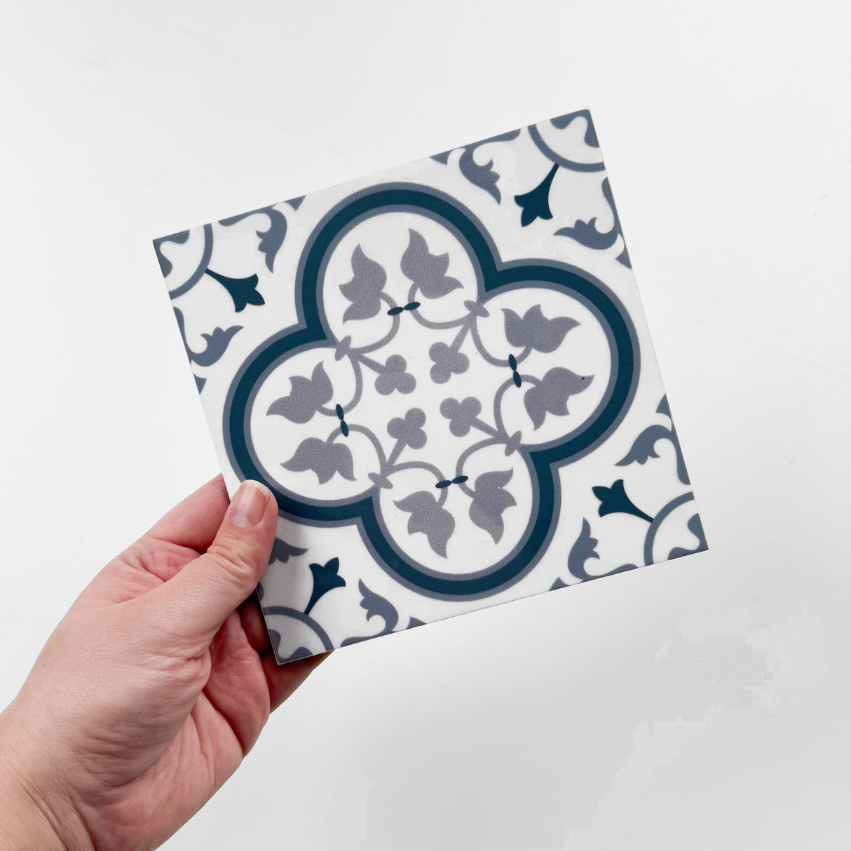 Selvklebende flis med hvit bakgrunn og ornamentmønster i blått og grått – dekorativ marokkansk stil til kjøkken eller bad.