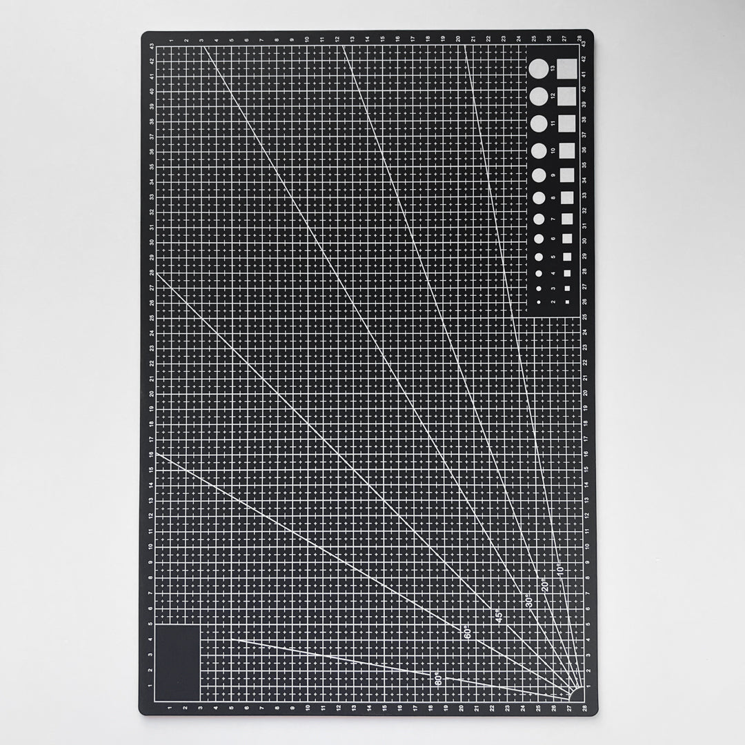 Skjærematte i A3 med rutenett og vinkelguider, perfekt for presisjonsarbeid og DIY-prosjekter.