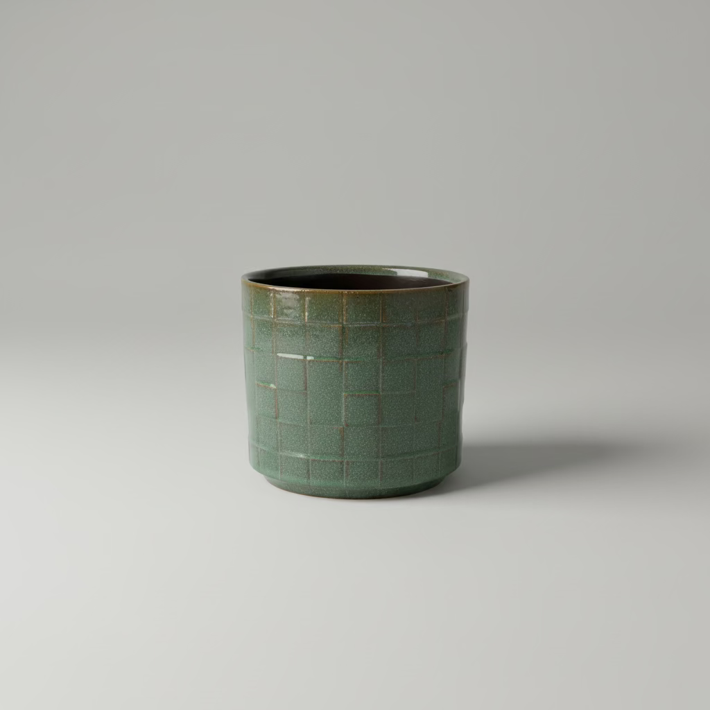 Firkantet grønn blomsterpotte i keramikk på hylle med planter, skandinavisk interiør