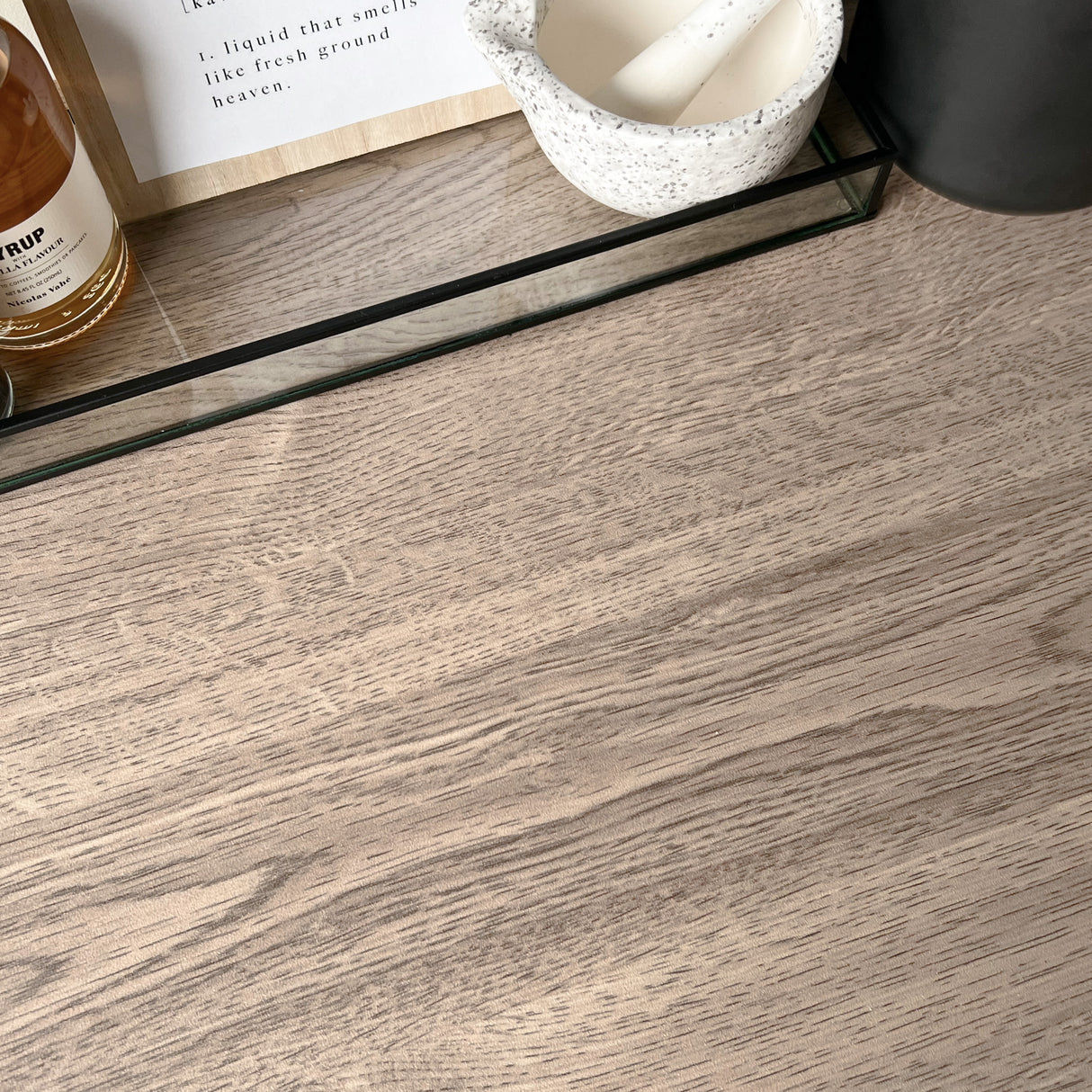 Selvklebende trelook folie i lys eik – vaskbar og varmebestandig benkefolie