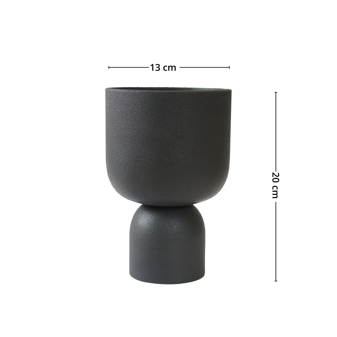 Minimalistisk sort keramikkpotte fra DBKD med forhøyet base.