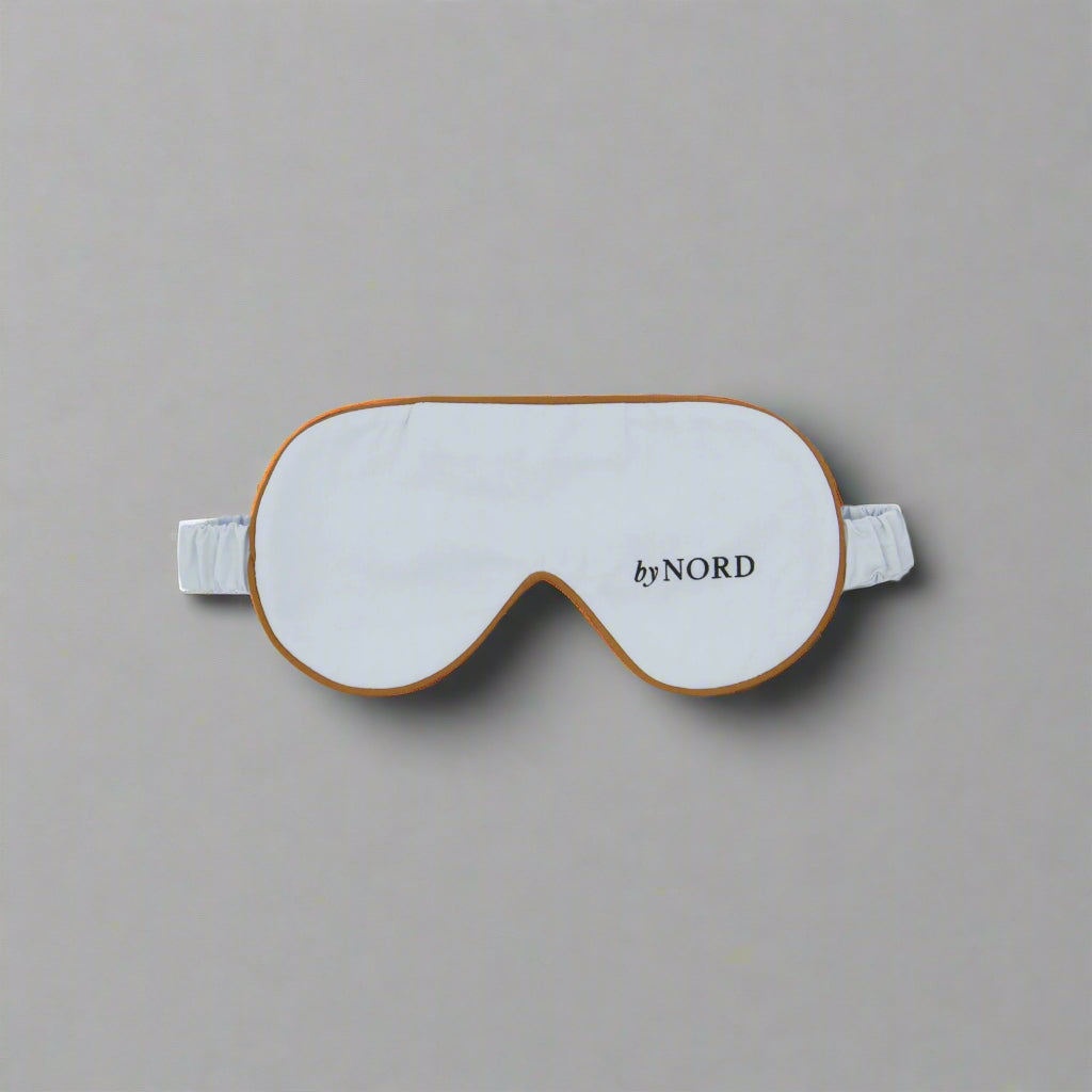 Lys blå sovemaske i myk bomull med elastisk stropp.