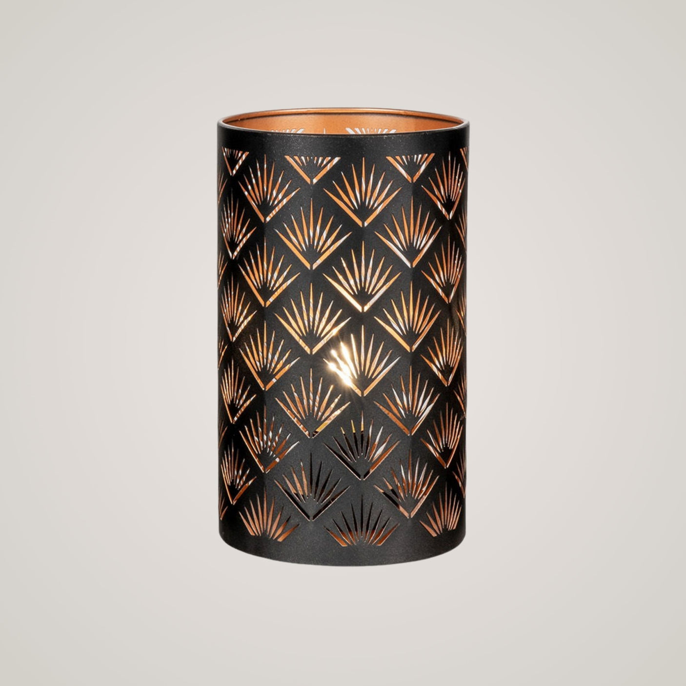 House Nordic Nata LED lyslykt palme tilfører rommet en sommerlig og lun stemning.