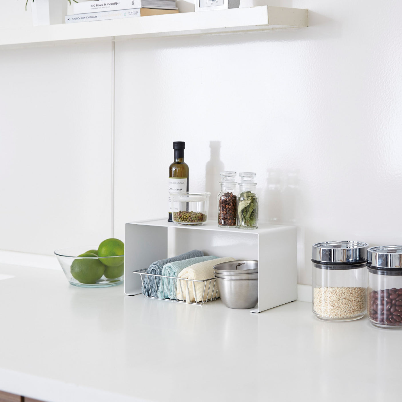 Hvit stablehylle til kjøkkenbenken, perfekt for å få orden på kjøkkenet.