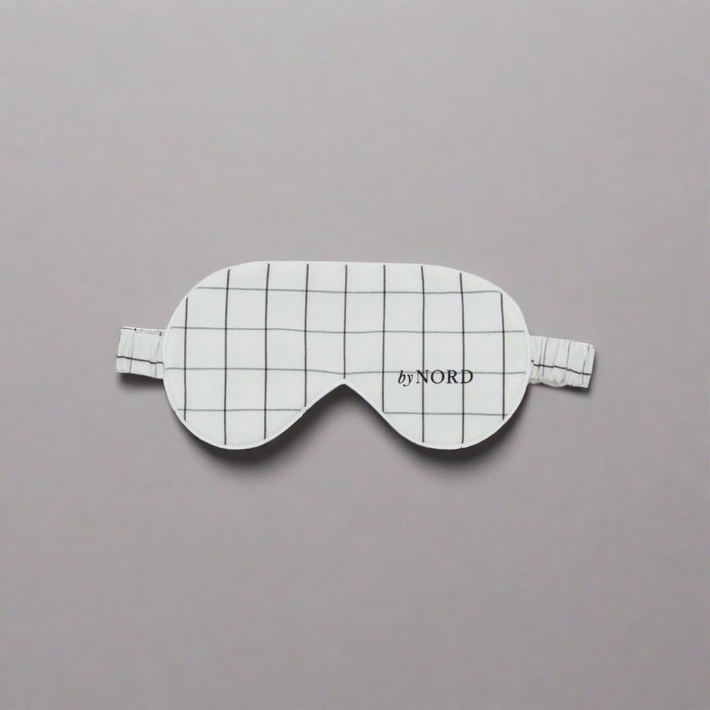 Sovemaske med ruter og elastisk stropp.