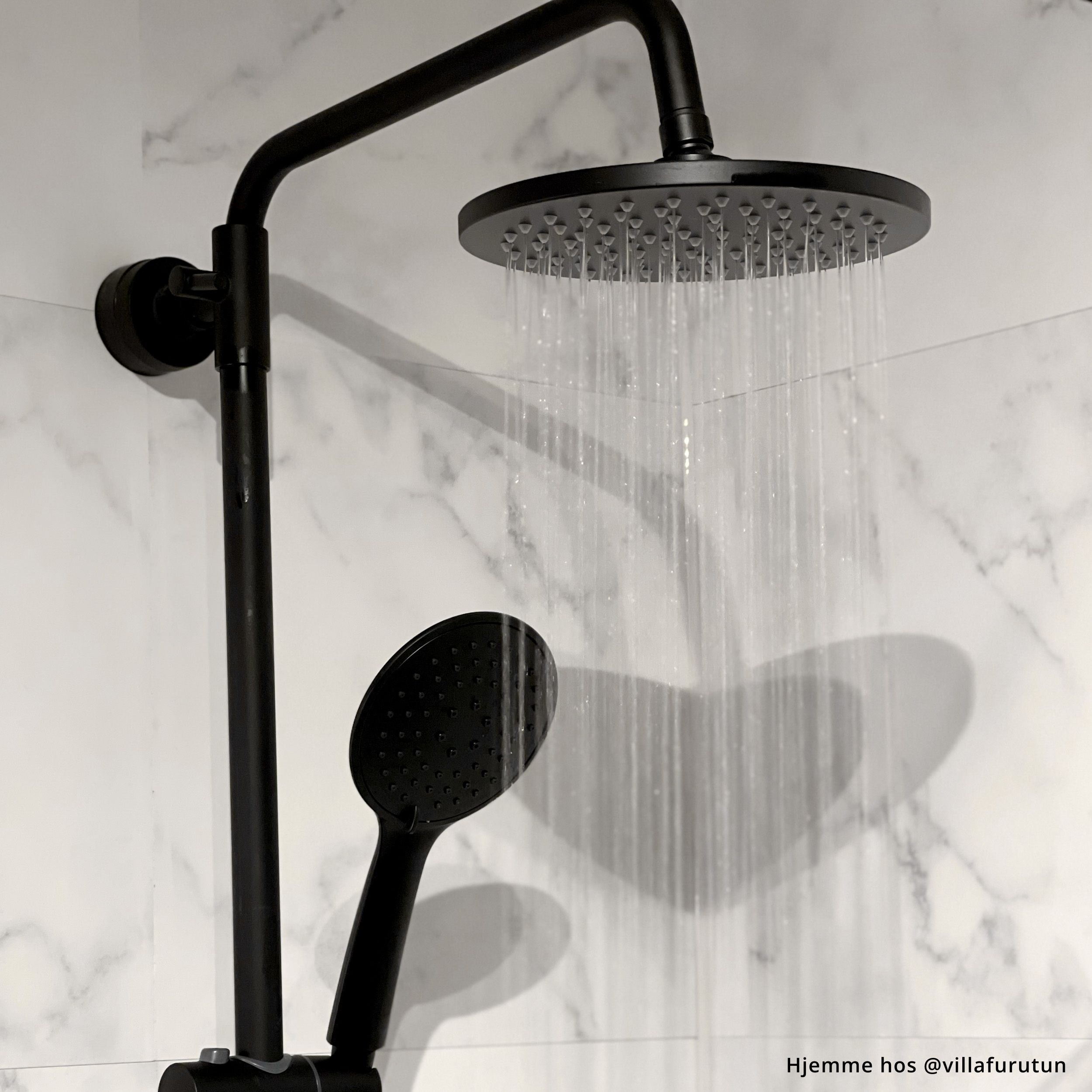 Athena selvklebende fliser med design i hvit marmor og grå marmorering.