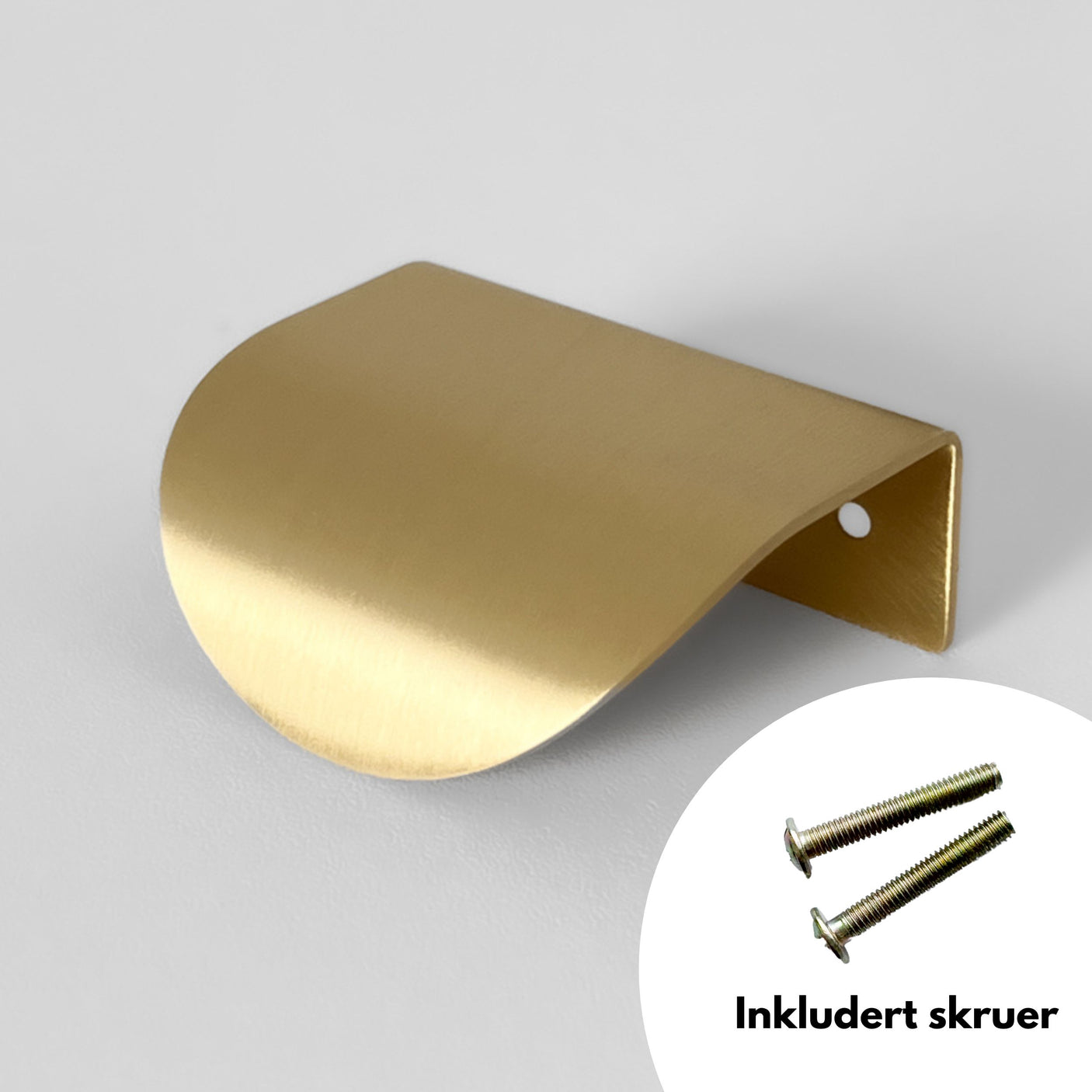 Messingfarget Roma håndtak i buet design med inkluderte skruer, fotografert mot hvit bakgrunn.