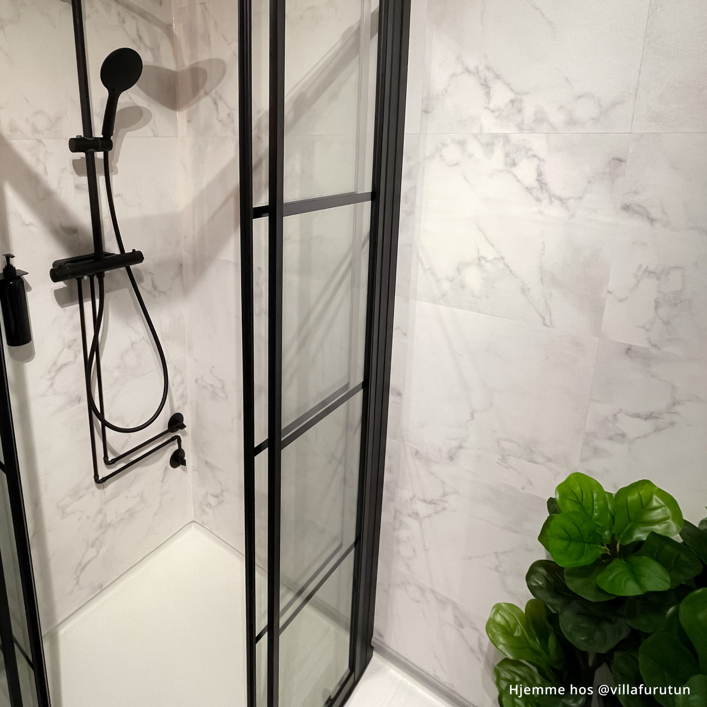 Lys overflate som gir rommet et luftig og rent preg.