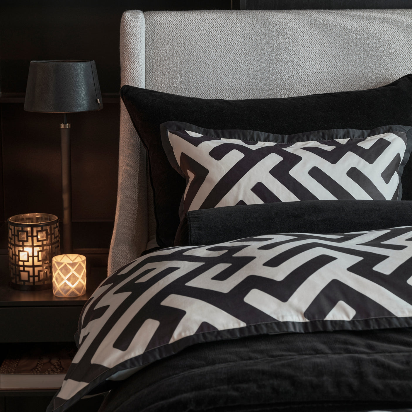 Mykt sengesett i satengkvalitet med geometrisk design