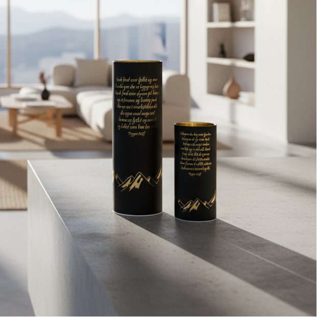 To dekorative LED-lykter i matt sort metall med gullmotiv