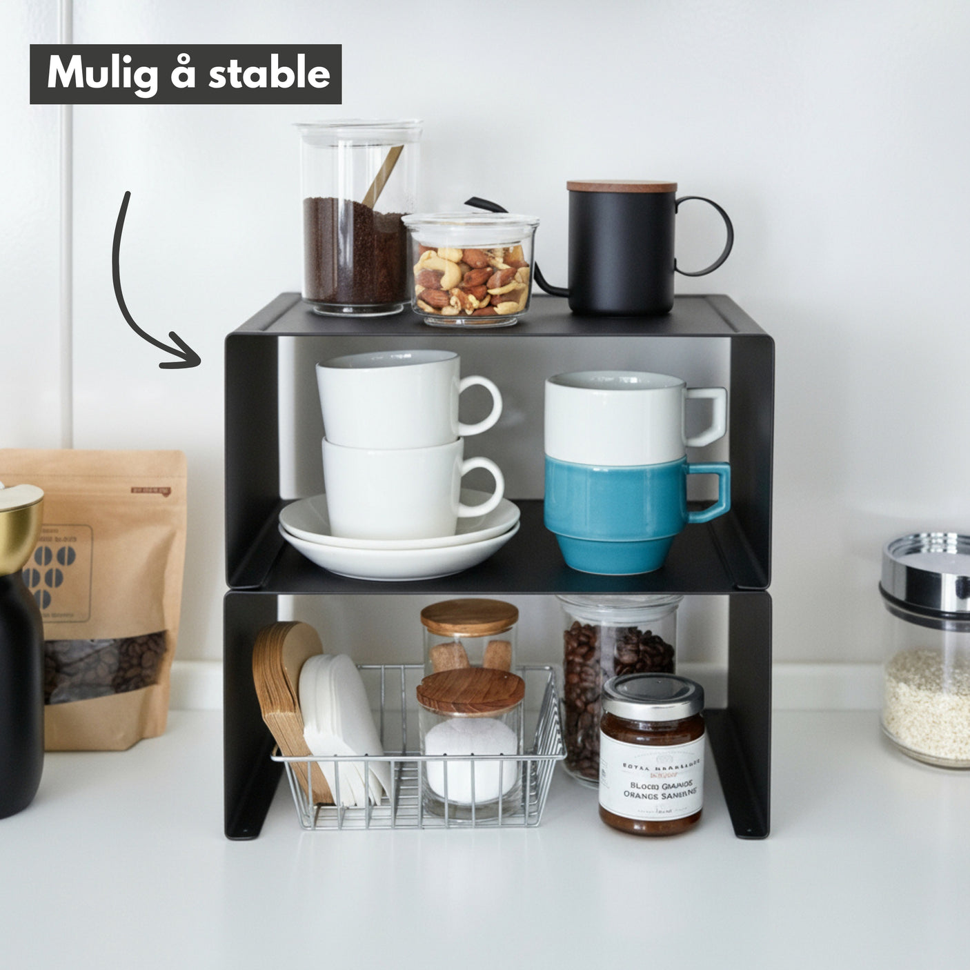 Hylle med åpen design for enkel tilgang til oppbevarte gjenstander.