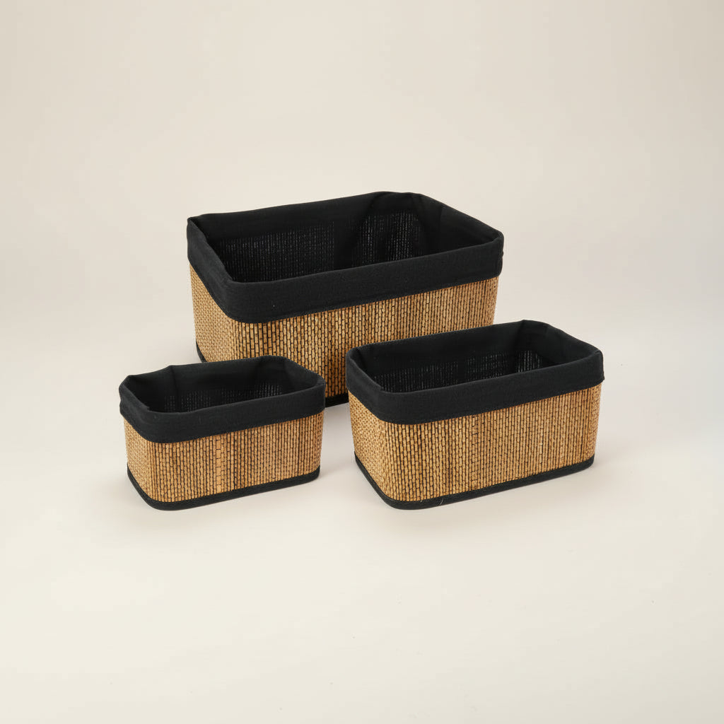 Bambuskurver med håndklær og toalettartikler, elegant oppbevaring til badet"